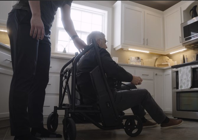 Single caregiver assisting a seated user with the RAYMEX Lift Quattro, no second person needed