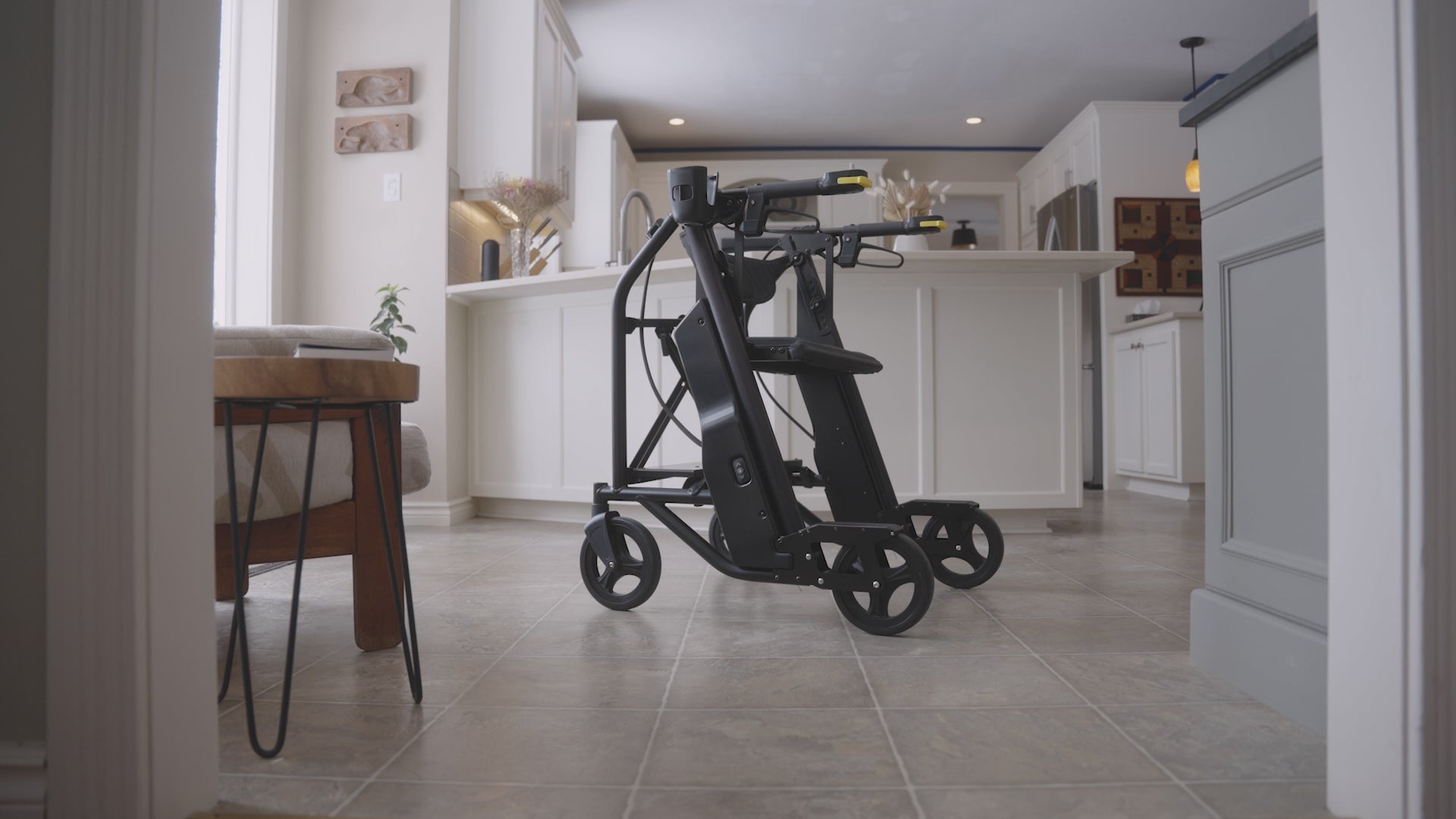 Video: independent fall recovery with the RAYMEX Lift - user raises themselves from the floor